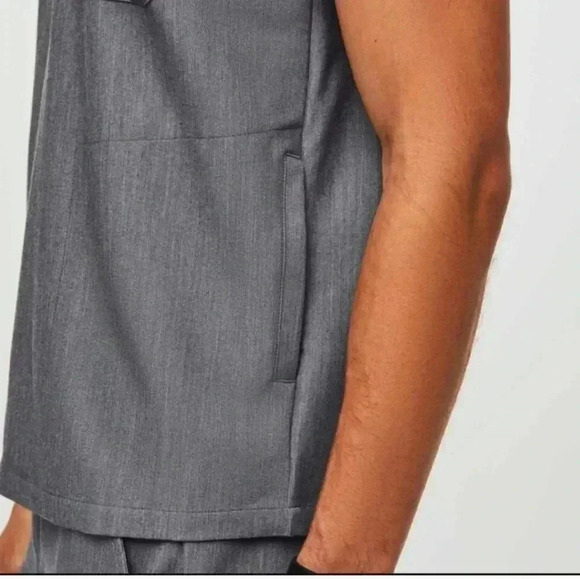 NWT Figs Pisco Basic Scrub Pants™ and Figs men's Chisec Three-Pocket Scrub Top™. - Picture 10 of 13